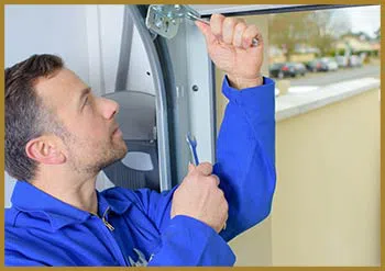 United Garage Doors Natick, MA 508-687-3011 - serv-rep-gr-47m